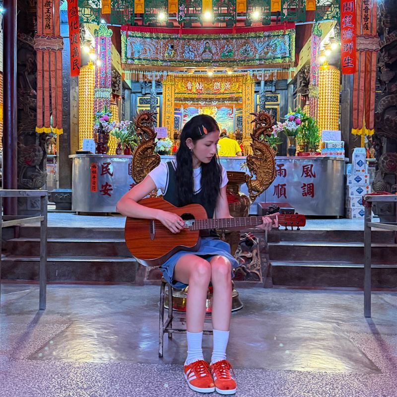 李千娜重返「通靈宮廟」感謝最美好安排。（圖／環球音樂提供）