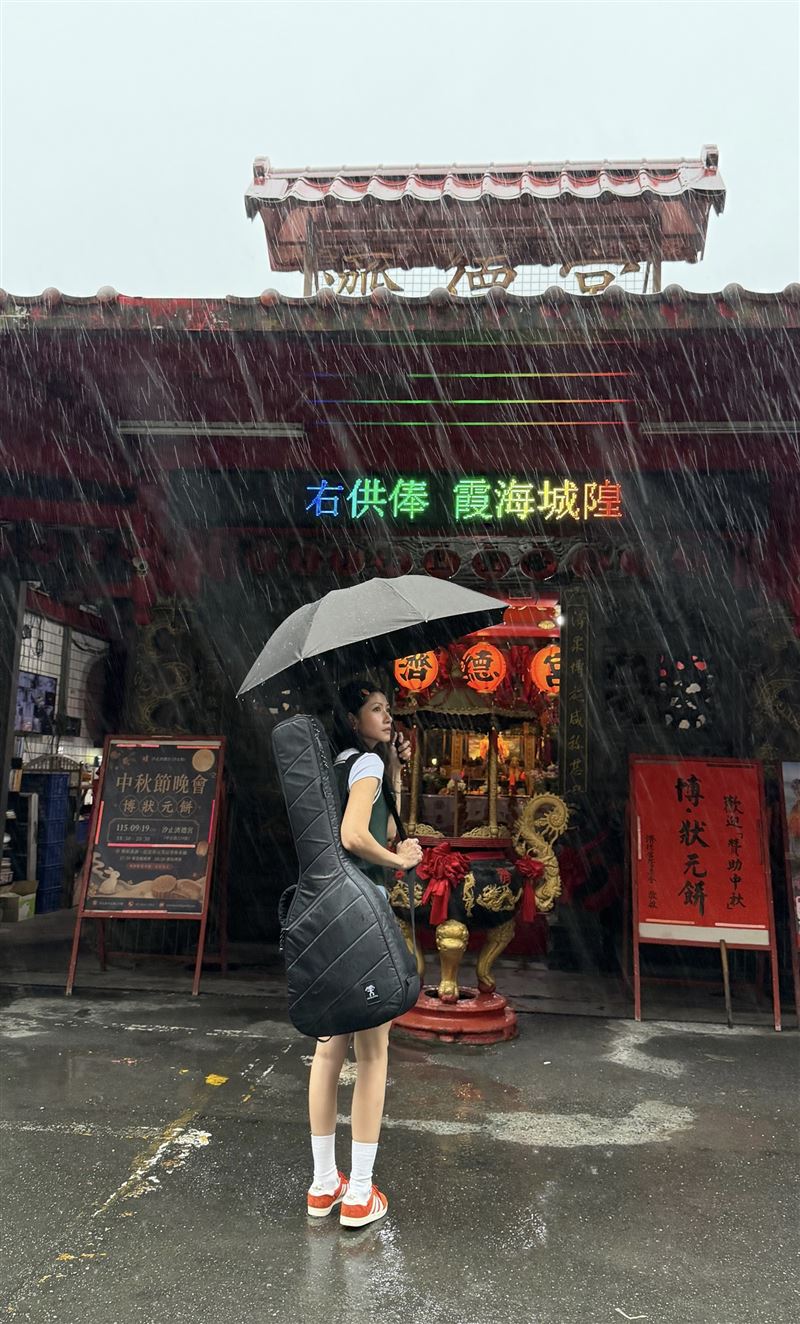 李千娜重返「通靈宮廟」感謝最美好安排。（圖／環球音樂提供）