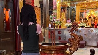 李千娜驚傳零收入！現身汐止濟德宮拜拜