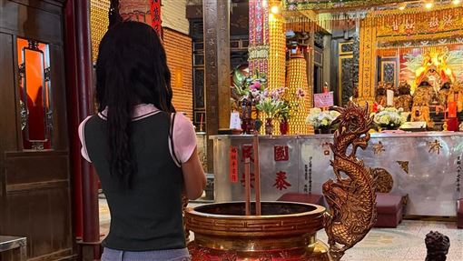 李千娜驚傳零收入！現身汐止濟德宮拜拜