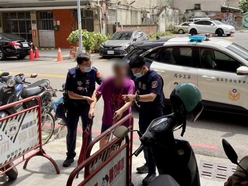婦人患有失智症，平時外出皆由家人陪同，但當日確獨自離家讓家屬萬分焦慮。（圖／翻攝畫面）
