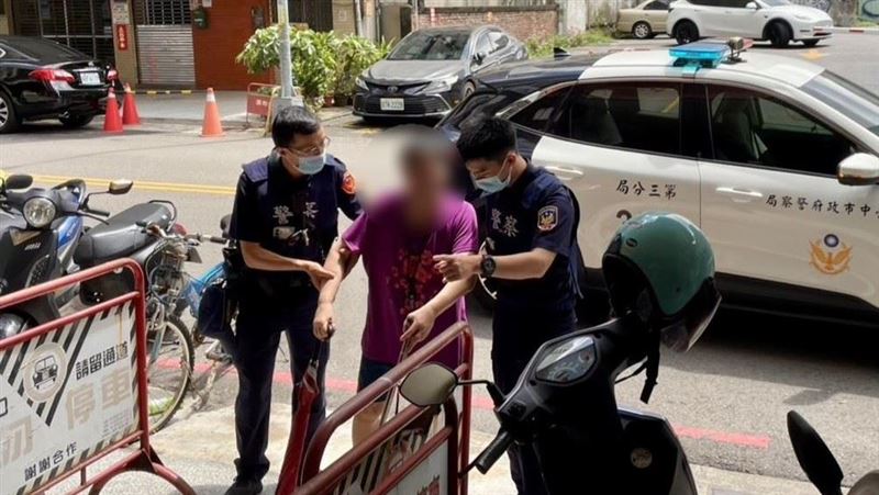 65歲失智婦跑出門跌倒了！暖警即刻救援