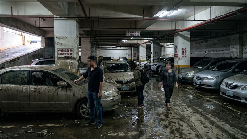 台南市某大樓因豪雨淹水，導致地下室車輛淪泡水車，事後住戶告管委會，認為未於地下停車場加裝液位感應器或電動防水閘門，釀成災害。（示意圖／AI製圖）