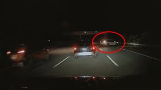 國道驚見超扯三寶！停路肩倒車釀4車連撞