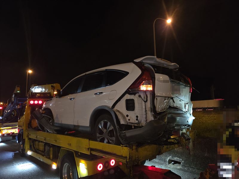 謝男在國道路肩停車，又倒車衝入車道，釀4車連環撞事故。（圖／民眾提供）
