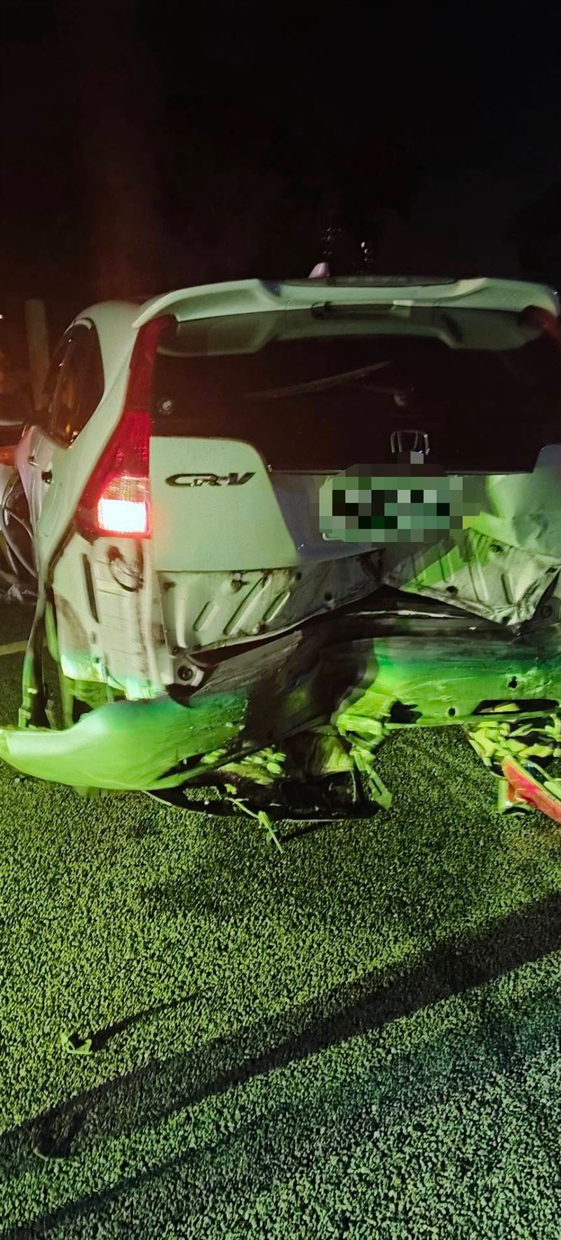 事故導致車流回堵約1公里,造成5人輕傷,都意識清楚。(圖/翻攝畫面)