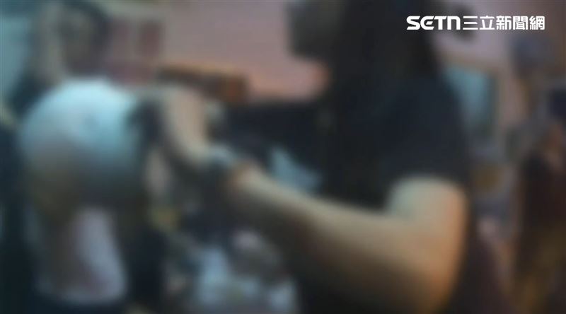 桃園區力行路某燒烤店,男子因酒醉與友人爆發衝突,警方到場時,眾人竟推擠員警,甚至拍打警槍,最後現場10名男女全被帶回送辦。(圖/翻攝畫面)