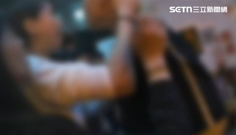桃園區力行路某燒烤店,男子因酒醉與友人爆發衝突,警方到場時,眾人竟推擠員警,甚至拍打警槍,最後現場10名男女全被帶回送辦。(圖/翻攝畫面)