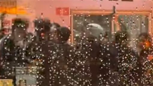 燒烤店大亂鬥！醉男「拍打警槍」畫面曝