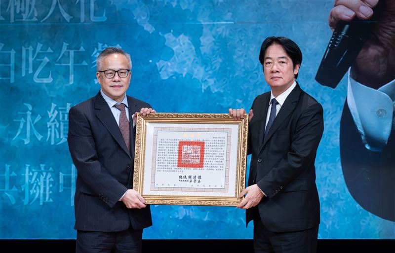 總統賴清德頒贈遠見.天下文化事業群創辦人高希均褒揚令,由高希均之子高兆均代表接受。(圖/總統府提供)