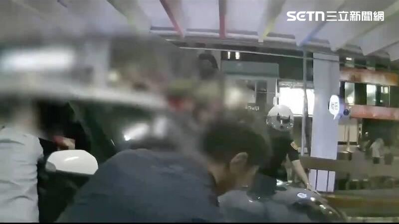 峨眉停車場自撞事故　卡迴轉道警民齊搬車