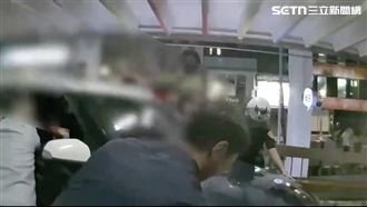 峨眉停車場自撞事故　卡迴轉道警民齊搬車