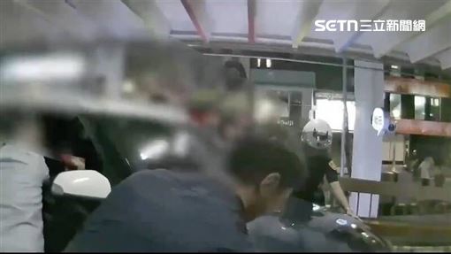 峨眉停車場自撞事故　卡迴轉道警民齊搬車