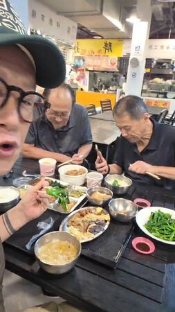 何篤霖三兄弟同框有說有笑。(圖/翻攝自臉書)