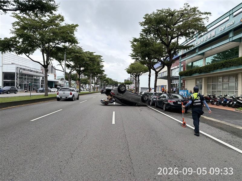 鄧男剛從養廠領回愛車,未料開出保養廠時發生事故。(圖/翻攝畫面)