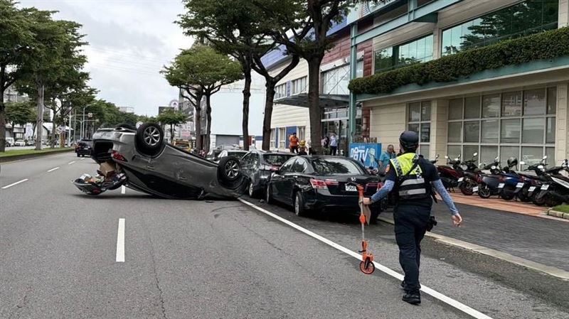 剛出保養廠！台中伯撞3車翻覆⋯又要進廠