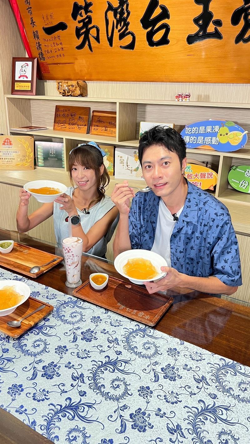 段慧琳帶著余思達搭上遊艇,在安平港的傍晚海風中慢慢航行。(圖/民視提供)