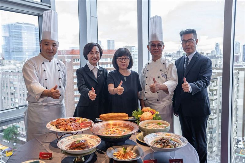 漢來美食董事長林淑婷(圖左2)、遠東SOGO營業總經理吳素吟(圖左3)。(圖/漢來美食提供)