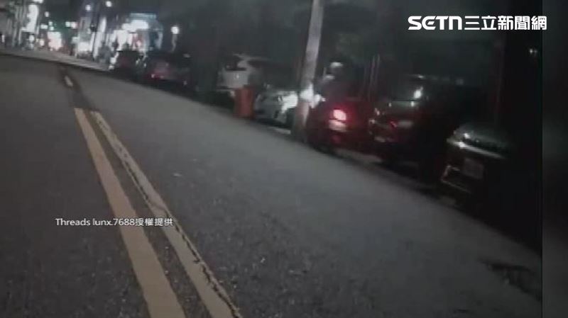 有民眾騎著車經過台中北區華興街時看到一名40多歲的婦人自撞電線桿後倒在地上,且婦人身上傳來濃濃酒味。(圖/Threads @lunx_7688授權提供)