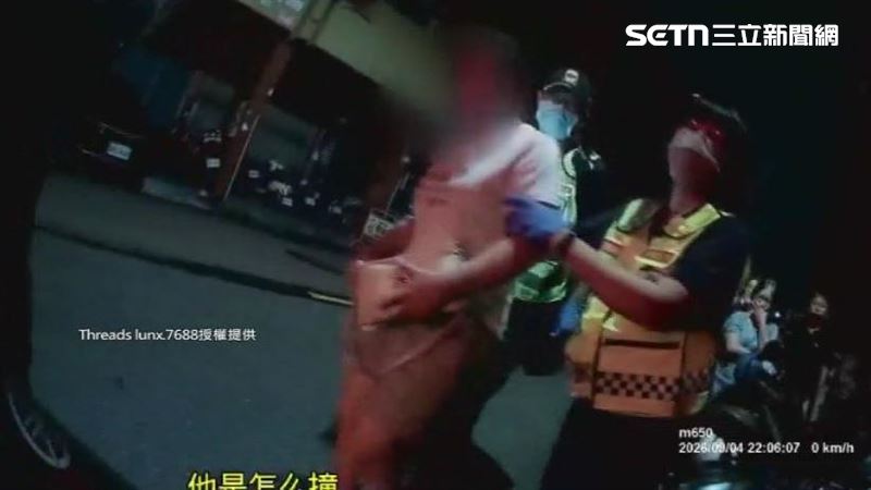 警方到場協助婦人。(圖/Threads @lunx_7688授權提供)