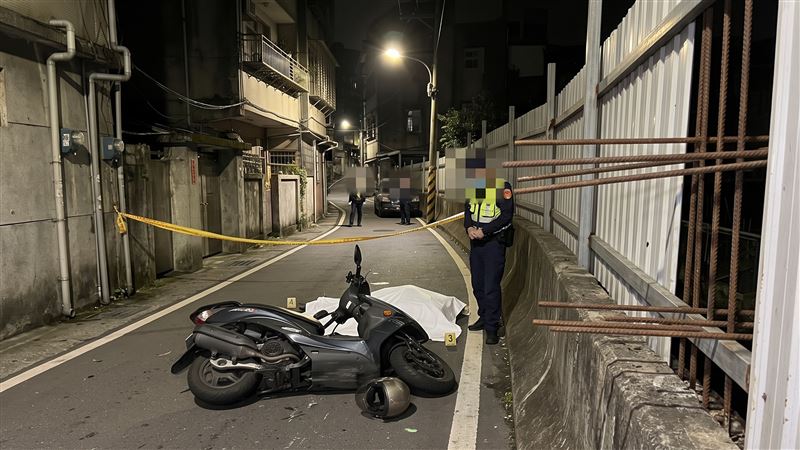 基隆市去年發生恐怖死亡車禍,41歲古姓女子於深夜騎車過彎自摔,因圍籬鋼條外露,當場刺穿心臟傷重不治;古女死後留下2名未成年子女。(示意圖/AI製圖)