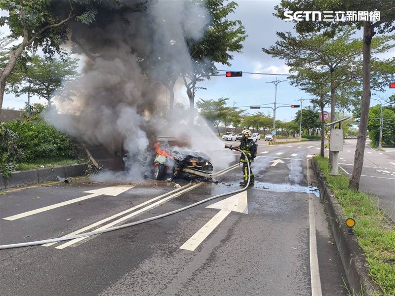 台中烏日區發生自撞火燒車事故，車內4人倉皇逃生。（圖／翻攝畫面）