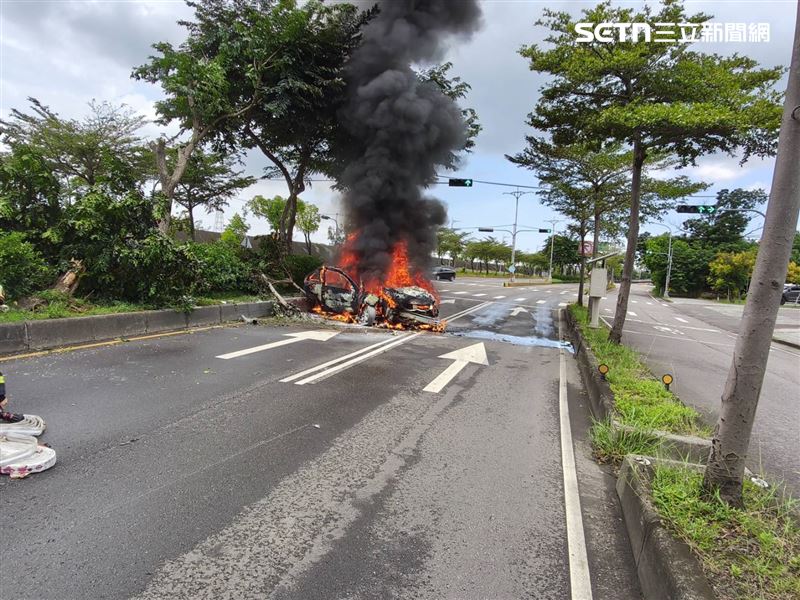 台中烏日發生自撞火燒車事故，車內4人都年約18歲。（圖／翻攝畫面）