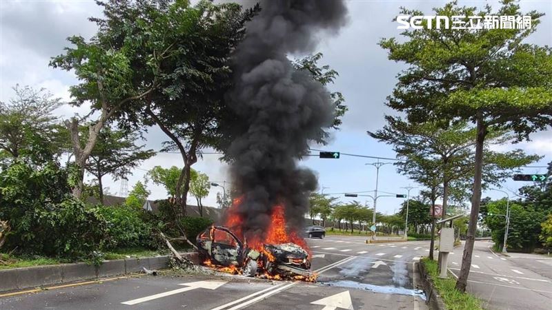 新／台中烏日自撞分隔島！火燒車3人送醫