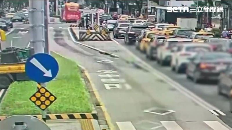 工程車倒車連環撞　3乘客及騎士受傷送醫
