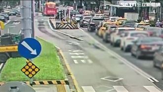 工程車倒車連環撞　3乘客及騎士受傷送醫