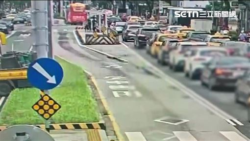 工程車倒車連環撞　3乘客及騎士受傷送醫
