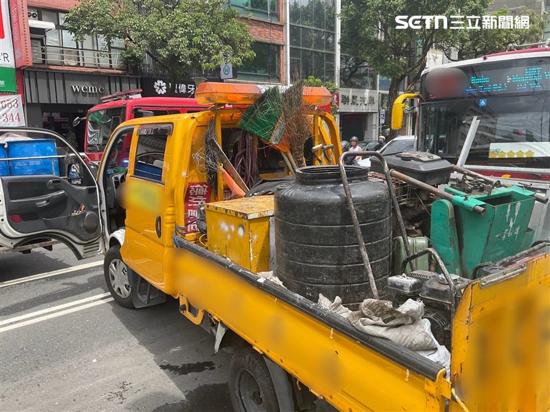 北市工程車倒車釀4車連環事故。(圖/翻攝畫面)