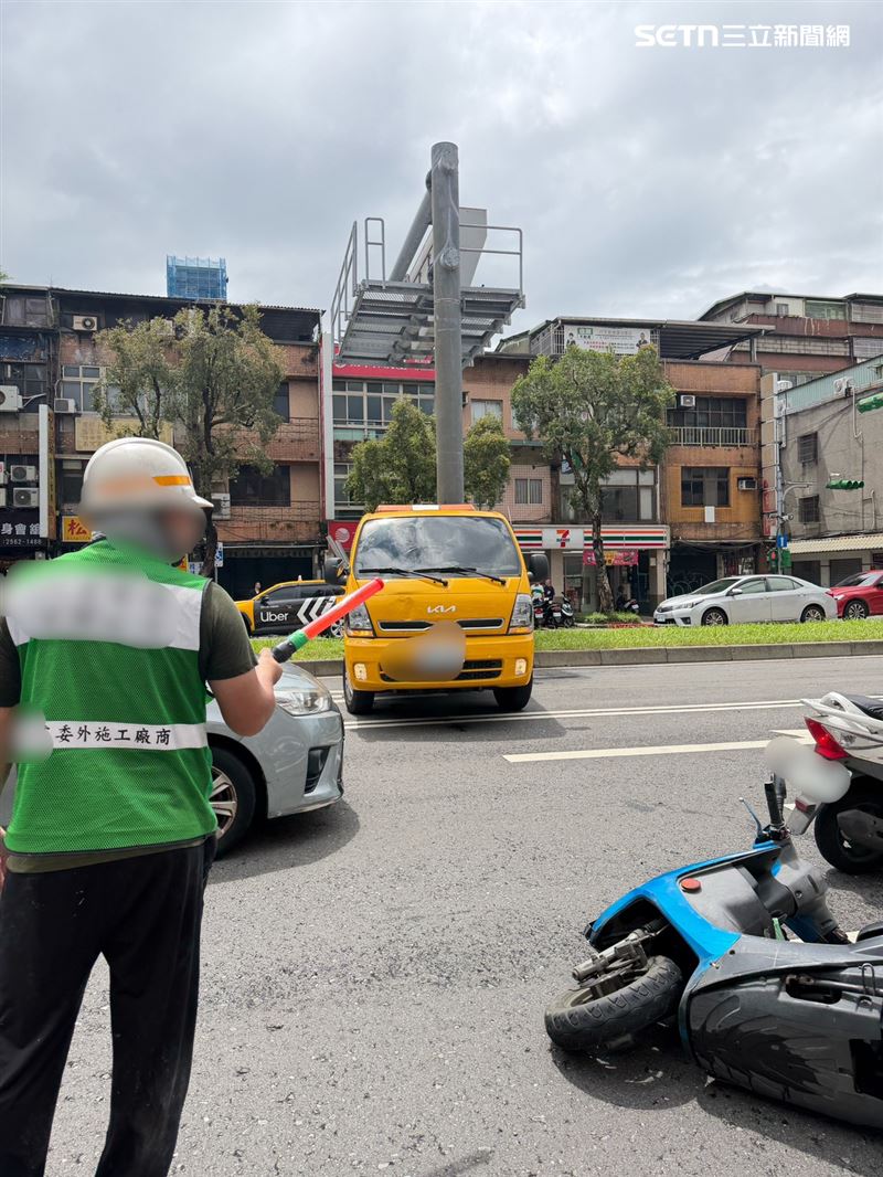 北市工程車倒車釀4車連環事故。(圖/翻攝畫面)