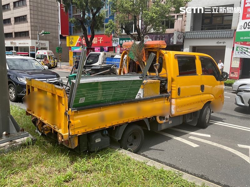 北市工程車倒車釀4車連環事故。(圖/翻攝畫面)