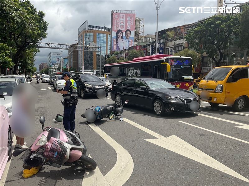 北市工程車倒車釀4車連環事故。(圖/翻攝畫面)