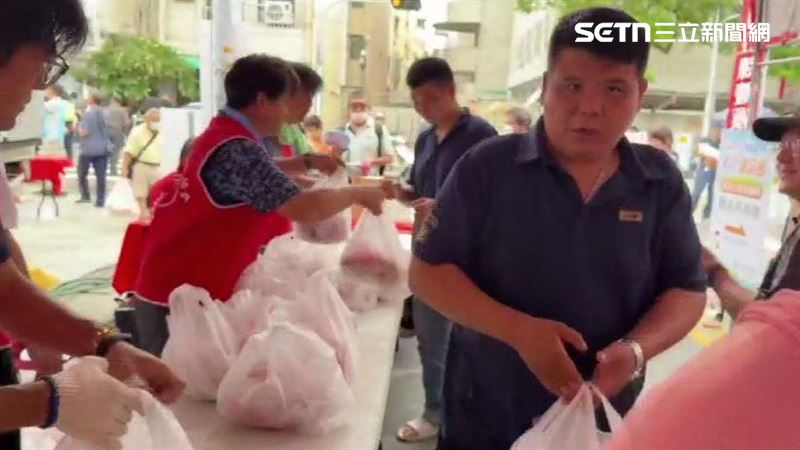 彰化有一場超狂的禽品特賣會，土雞、鴨遠低於市售價格，民眾清晨六點多頂著毛毛雨卡位，人龍綿延百公尺