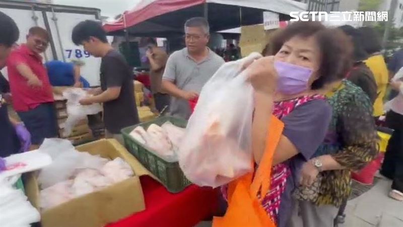 一袋又一袋的土雞、生鮮鴨肉交到民眾手中