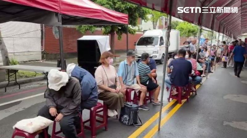 排隊人龍綿延百公尺