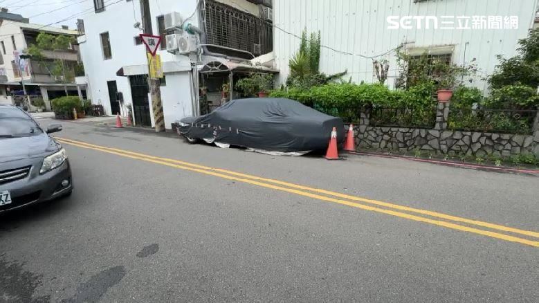 轎車占道多年沒人管？警車寧跨雙黃線繞行