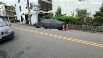 轎車占道多年沒人管？警車寧跨雙黃線繞行