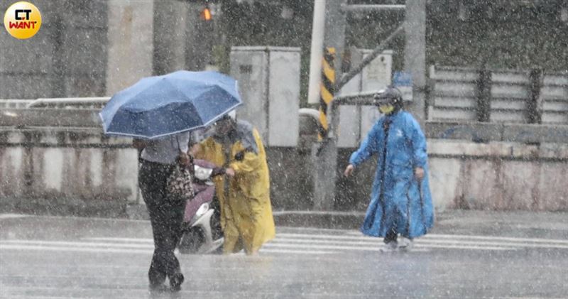 近日台灣連日大雨,使得各大雨衣品牌受到考驗。(示意圖/CTWANT提供)