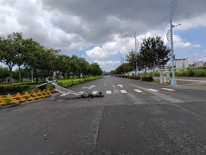 曳引車駕駛未依規定降下後拖車車斗的防塵網。(圖/翻攝畫面)