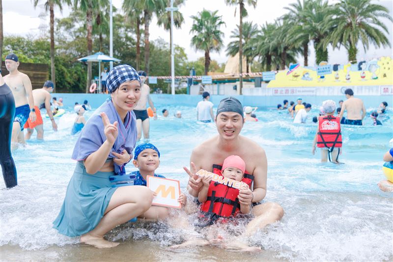 聯發科技2026家庭日一舉包下六福村主題遊樂園與水樂園雙園區,成為台灣首家同時包場六福村水陸雙樂園的企業。(圖/聯發科提供)