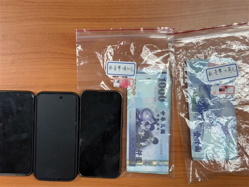 3人手機及剛領出來的75000元贓款被警方扣押。(圖/翻攝畫面)