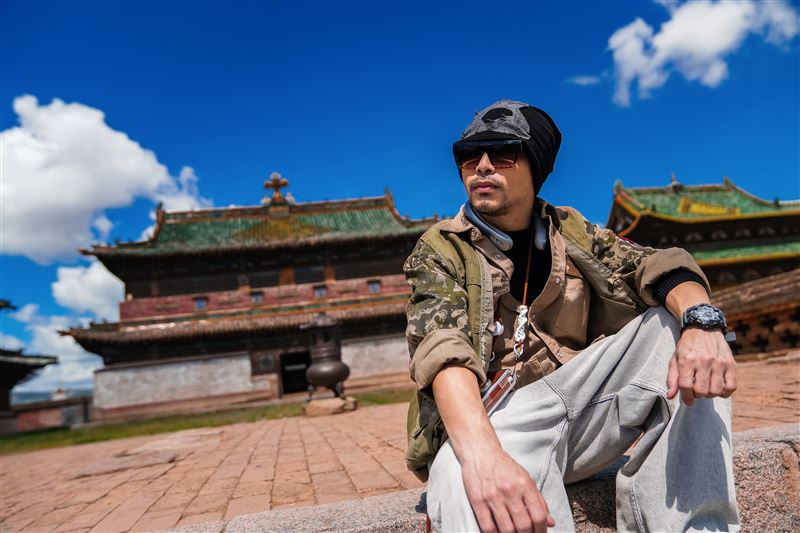 黃明志攜手蒙古國寶級樂團發表《不可分割》,探討強權野心與現代戰爭。(圖/亞洲通文創 提供)