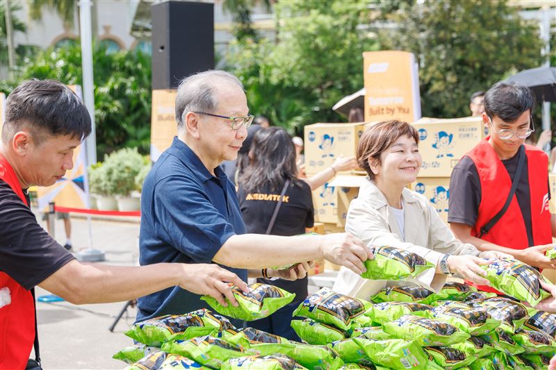 聯發科技副董事長暨執行長蔡力行等多位高階主管於2026年家庭日親自發送造型氣球與聯發科技限定乖乖,感謝同仁與家人長期支持,期待繼續攜手共創未來。(圖/聯發科提供)