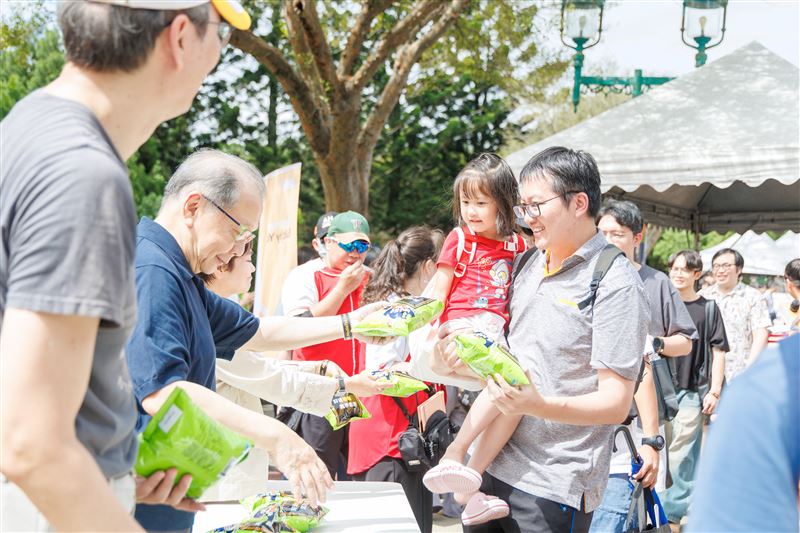 聯發科技副董事長暨執行長蔡力行等多位高階主管於2026年家庭日親自發送造型氣球與聯發科技限定乖乖,感謝同仁與家人長期支持,期待繼續攜手共創未來。(圖/聯發科提供)