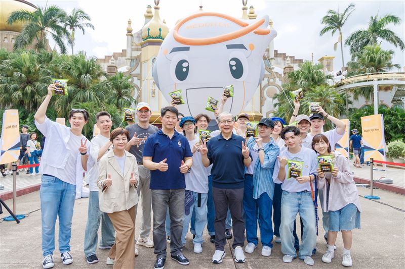 聯發科技副董事長暨執行長蔡力行等多位高階主管,包括總經理暨營運長陳冠州、共同營運長暨財務長顧大為及資深副總經理暨人資長林秀瑜,於2026年家庭日親自發送造型氣球與聯發科技限定乖乖,感謝同仁與家人長期支持,期待繼續攜手共創未來。(圖/聯發科提供)