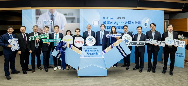 高通與華碩攜手推出首個專為社區藥師打造的藥事AI助理,鎖定南台灣超過50家示範藥局,全力強化第一線用藥安全。(由右至左:台生科總經理蘇經天、台智雲總經理吳漢章、華碩聯合科技董事長林福能、高通業務副總裁吳南億、高通企業責任副總裁暨永續長Angela Baker、美國國務院東亞暨太平洋事務局區域技術官John Speaks、國科會副主委張振豪、台南市副市長趙卿惠、嘉義市衛生局副局長莊美如、長青連鎖藥局總經理黃維德(圖/華碩提供)