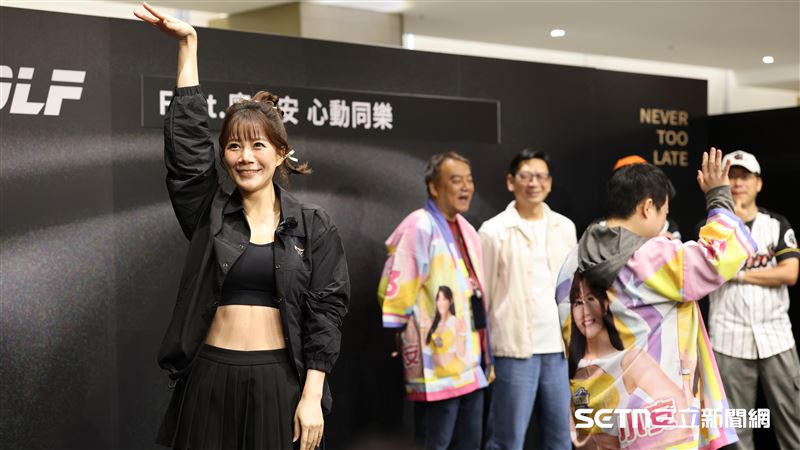 前PS女孩隊長小安和粉絲玩默契遊戲。（圖／記者劉彥池攝影）